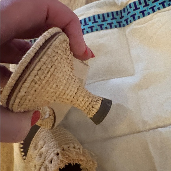 Tory Burch slide on sandals. With box size 8. - Picture 4 of 5